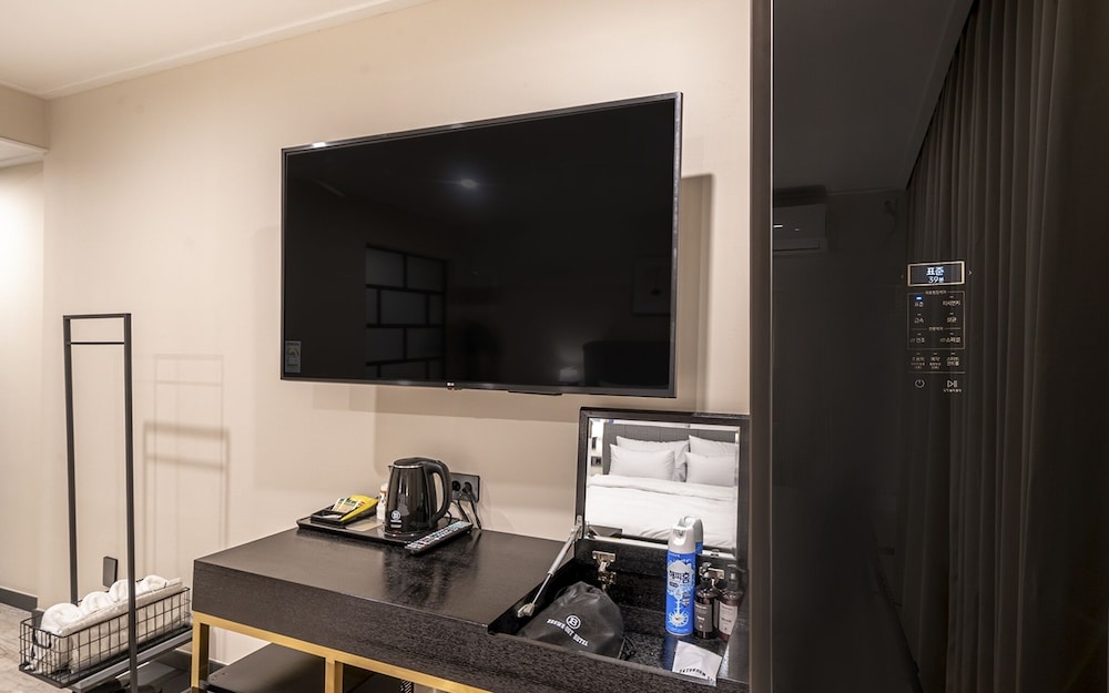 Room (Premium-Starbucks Coffee PKG (Netflix) - Photo 3