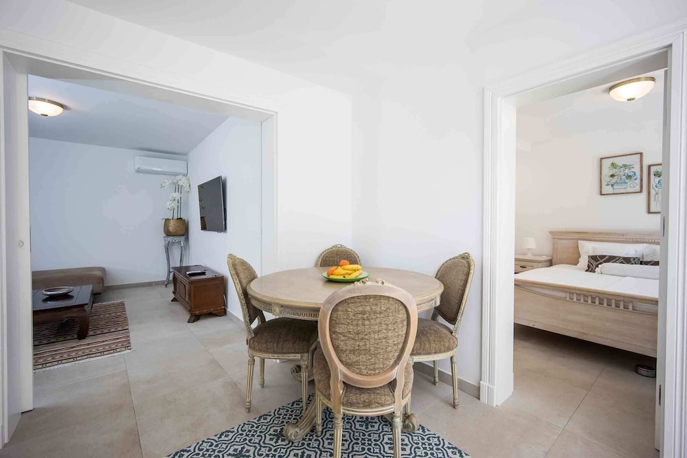Deluxe Apartment, 1 Queen Bed, Pool View photo 3
