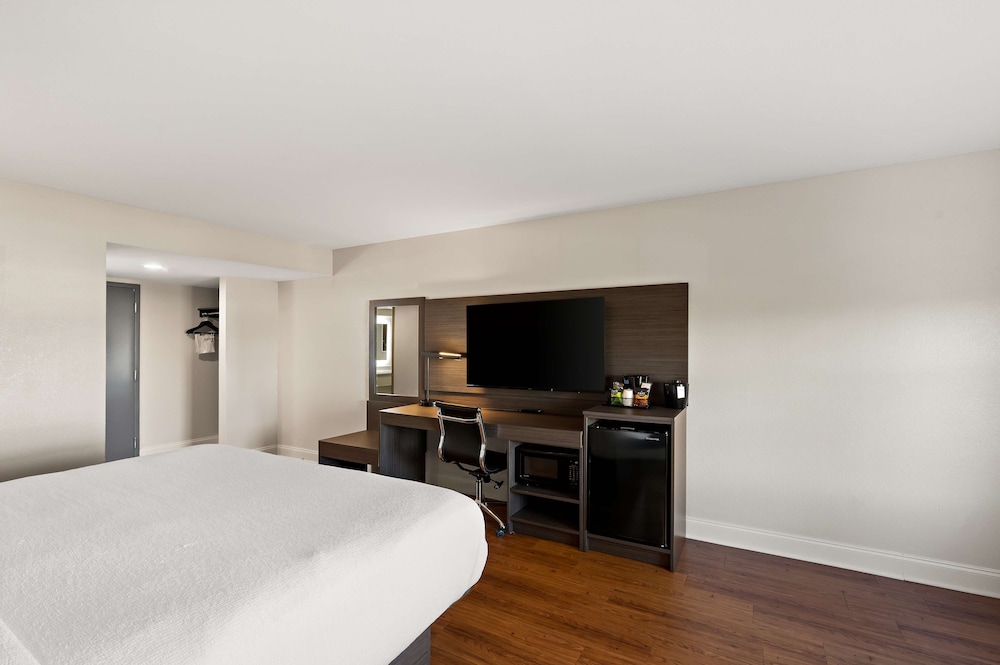 Standard Room, 1 King Bed, Non Smoking - Photo 3