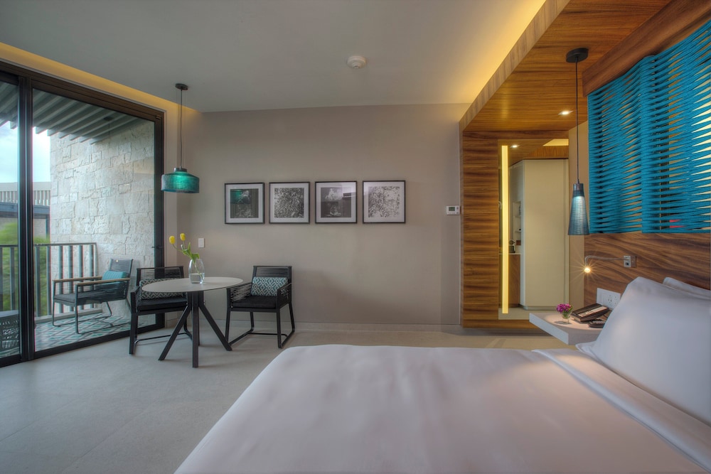 Premium Room, 1 King Bed, Partial Ocean View