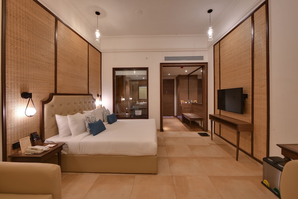 Room, 1 King Bed with Sofa bed, Balcony (View) - Photo 1