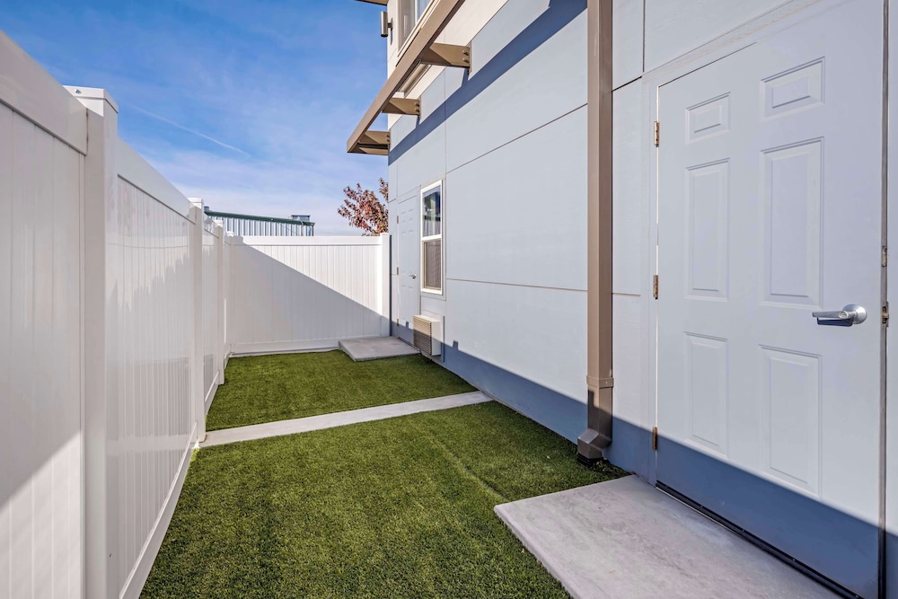 Standard Room, 2 Queen Beds, Accessible, Refrigerator & Microwave (Pet Friendly) - Photo 4