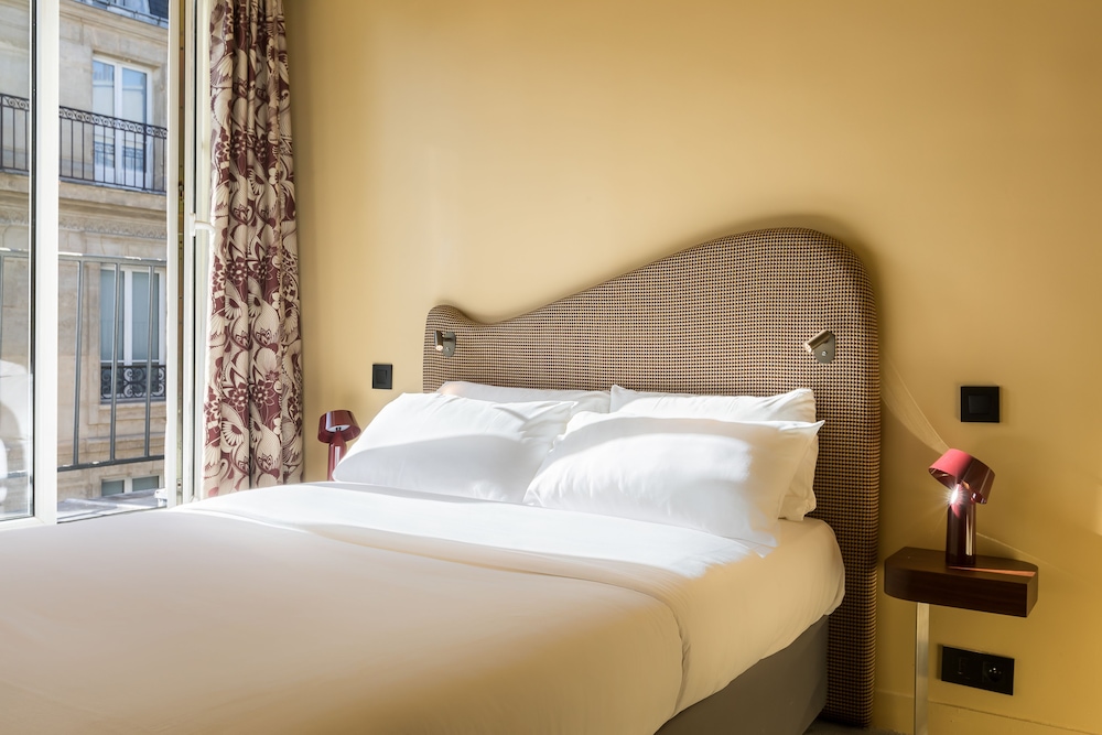 Superior Double Room thumbnail 6