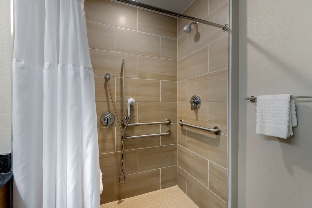 Standard Room, 2 Queen Beds, Refrigerator & Microwave - Photo 4