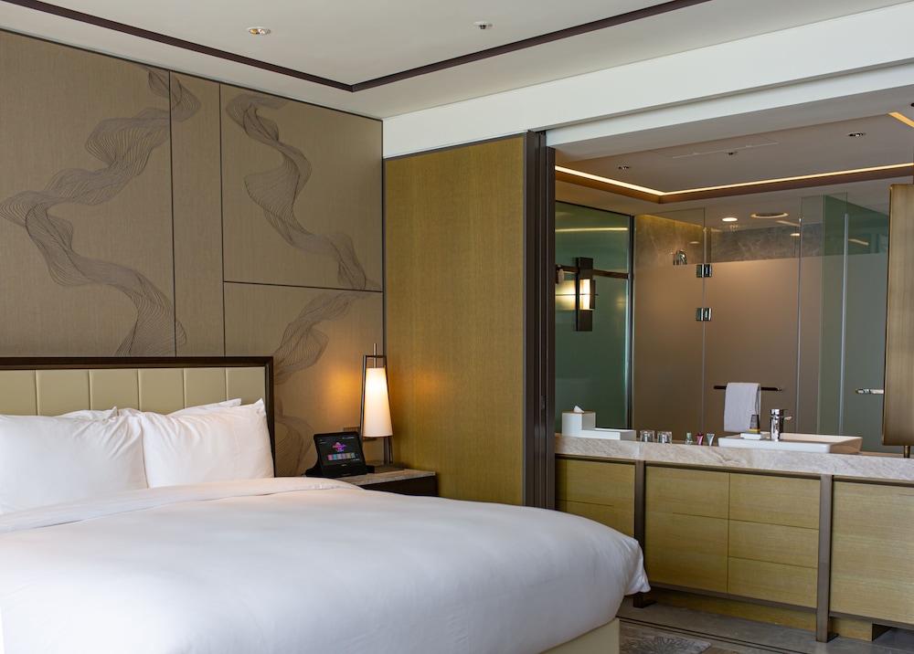 Deluxe Room, 1 King Bed - Photo 4