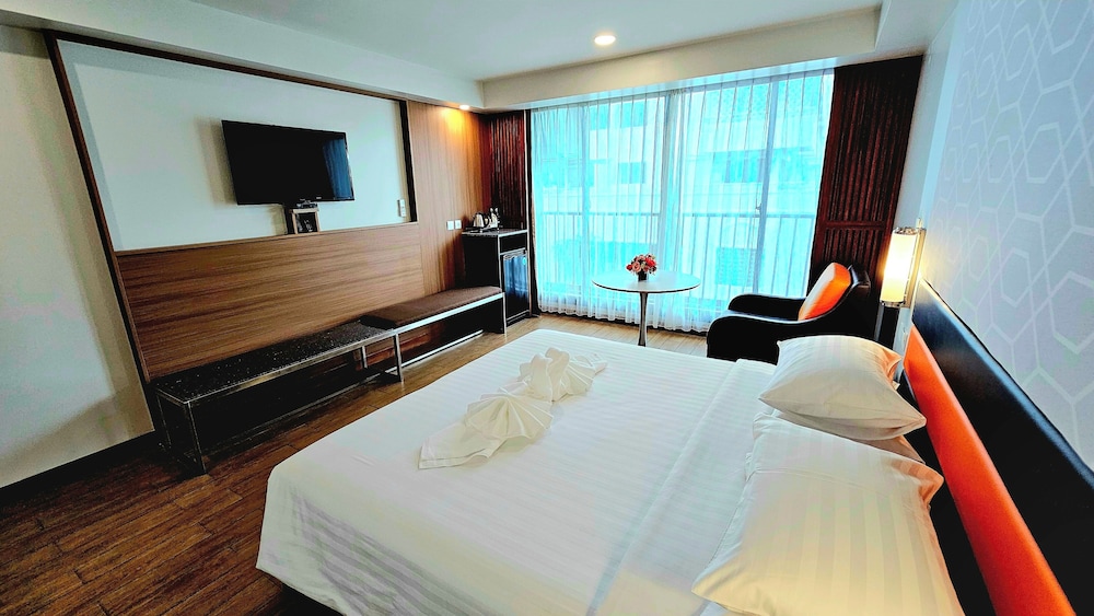 Deluxe Double Room, 1 King Bed, Smoking photo 2