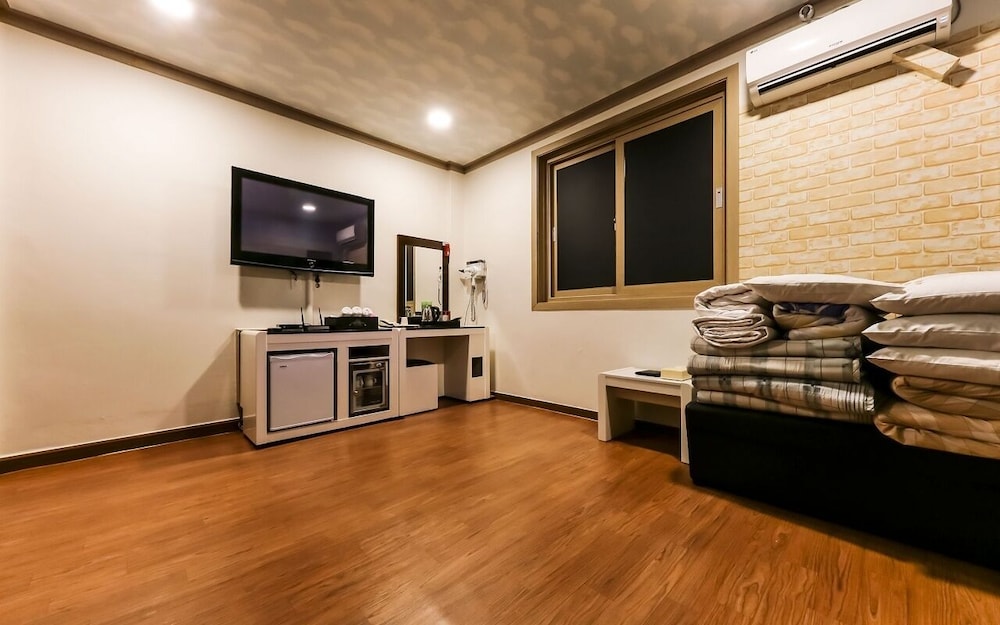 Room (General Taxi_Ondol, Netflix) - Photo 1
