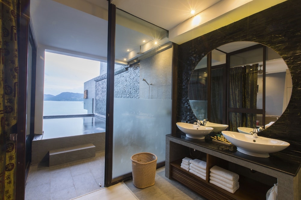 Oceanfront Deluxe - Photo 4