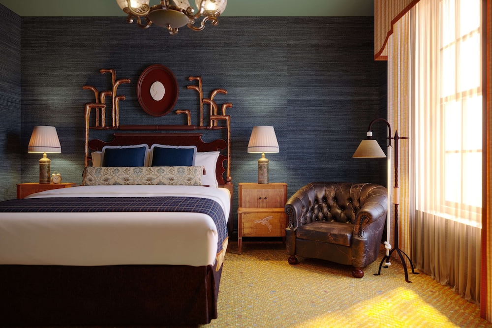 Room, 1 King Bed (Graduate, Roll-In Shower)