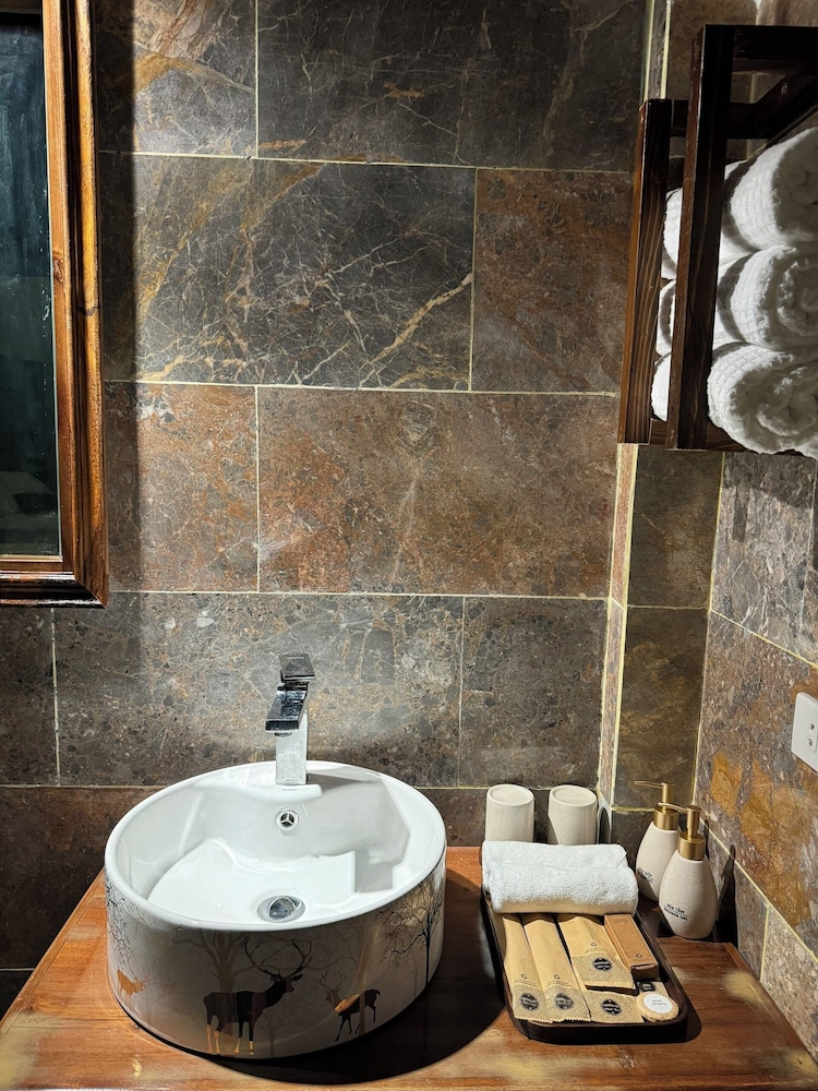 Deluxe Quadruple Room, Bathtub, Pool View photo 2
