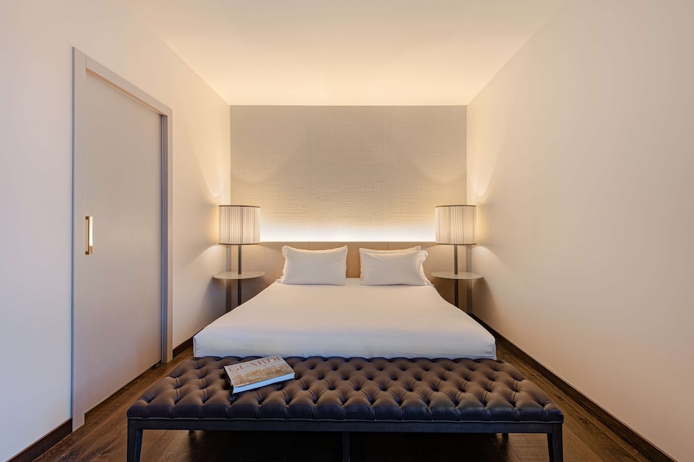 Room, 1 King Bed thumbnail 5
