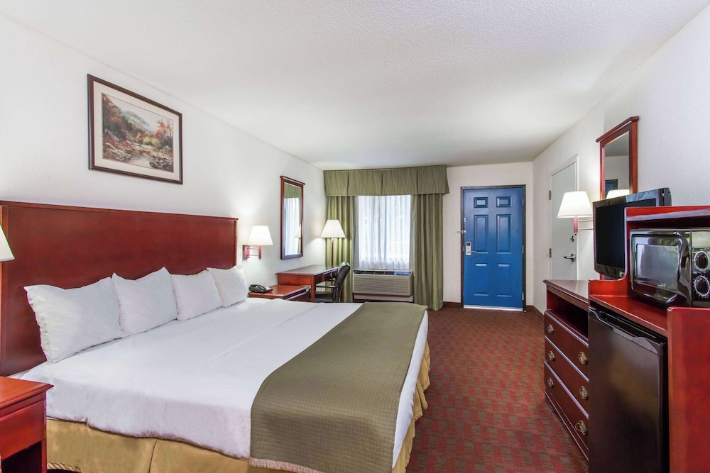 1 King Bed, Accessible Room, Non-Smoking - Photo 4