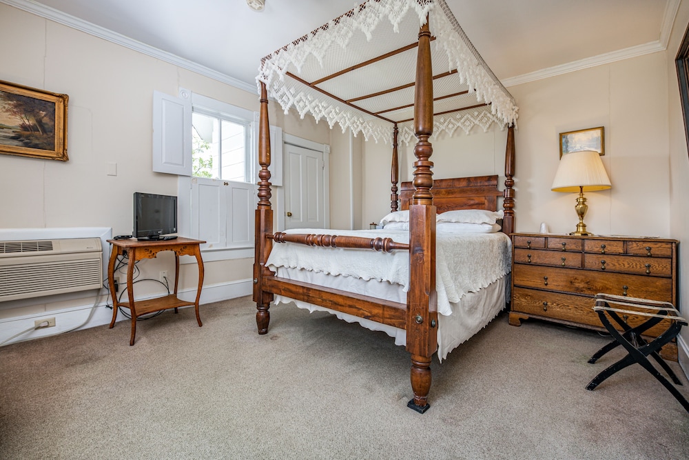 21 - Hite Guest Room