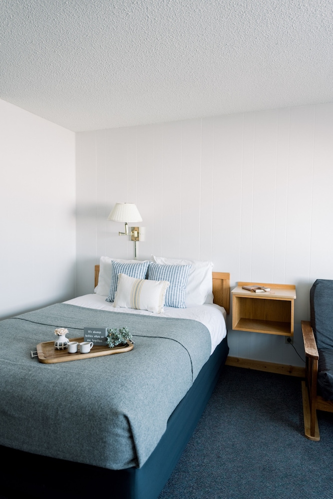 Double Room, Private Bathroom, Lake View (Queen/Kitchenette (Upper)) - Photo 3