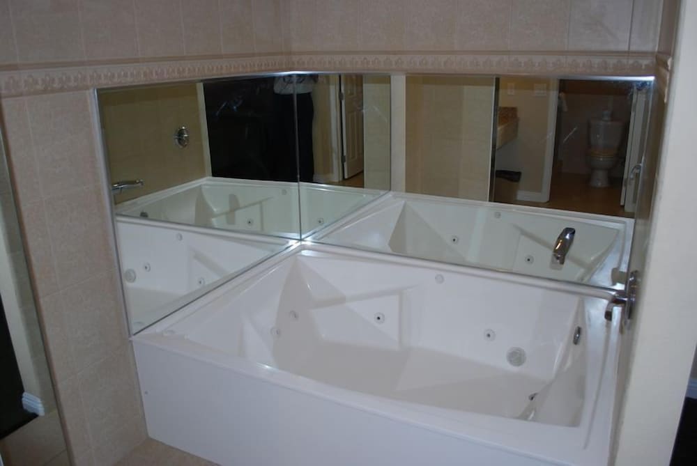 Jetted Spa Suite, 1 King Bed(Non-Smoking) - Photo 5