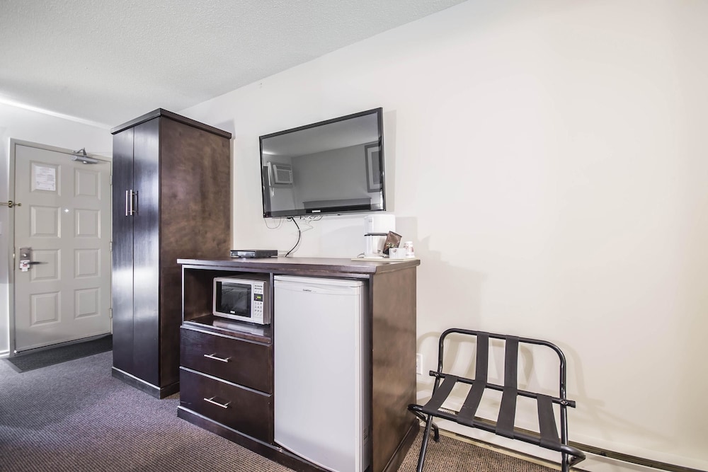Standard Room, 2 Queen Beds - Photo 7