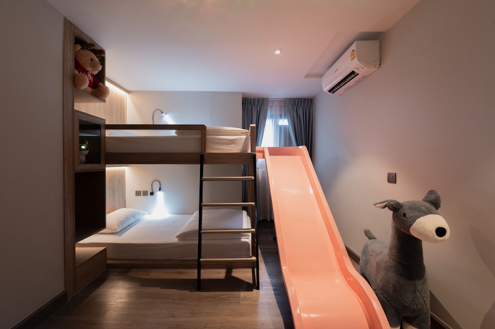 Family Suite with Jacuzzi - Photo 8