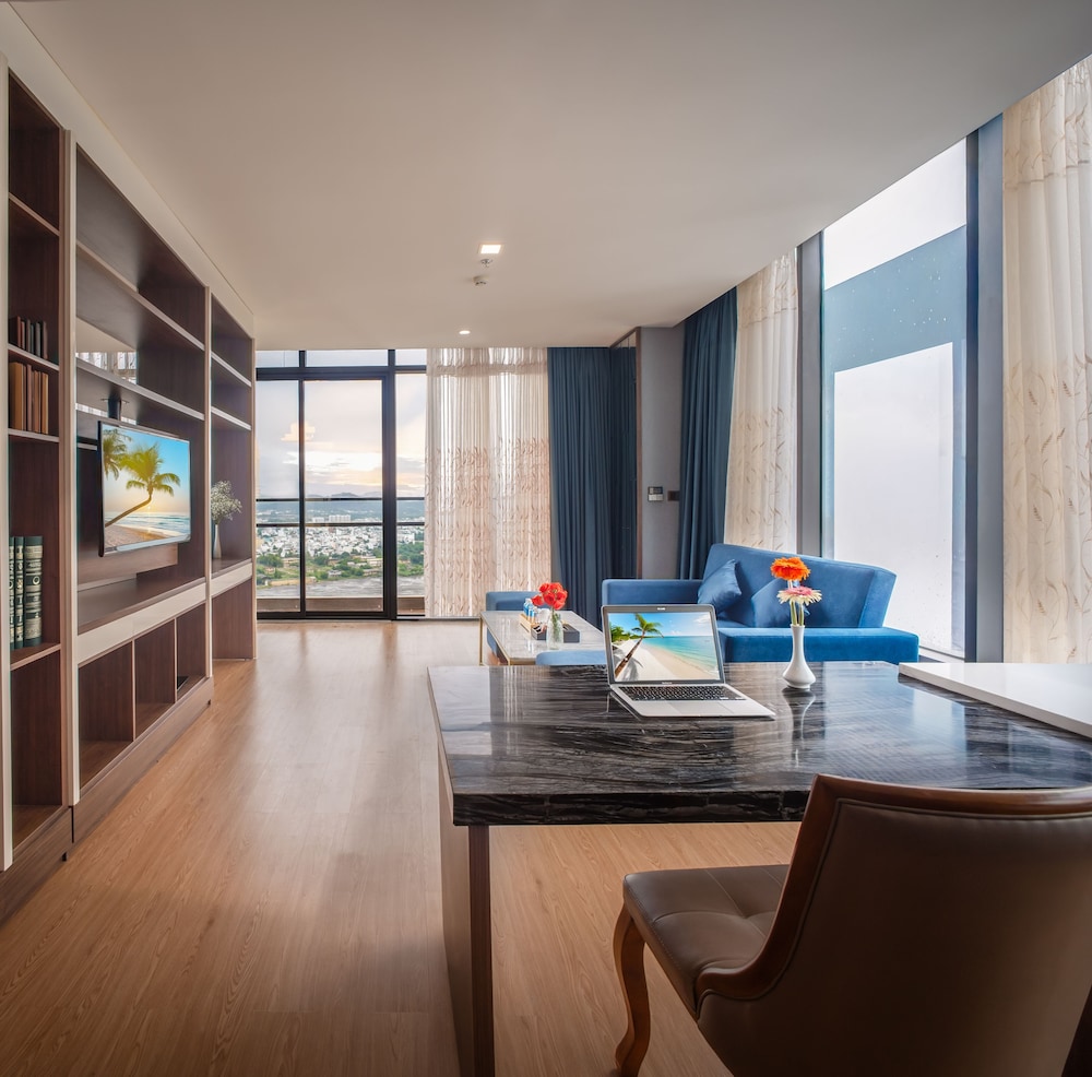 Premium Double Room, Balcony, Partial Ocean View photo 3