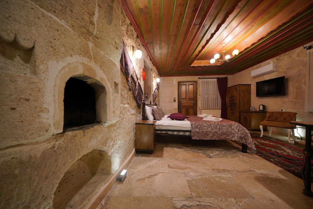 Deluxe Stone Room with Jacuzzi photo 3