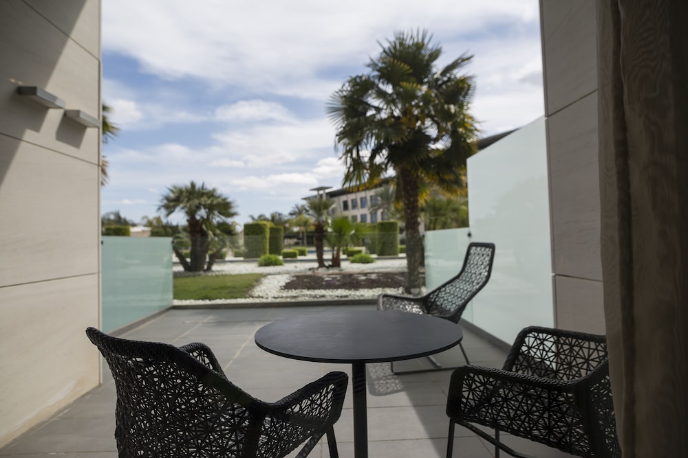 Club Room, Terrace (3 Adults)
