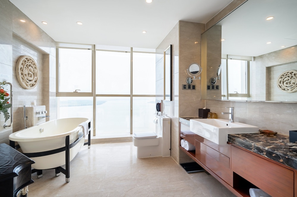 Premium Room, 1 King Bed, Club Lounge Access, River View photo 3
