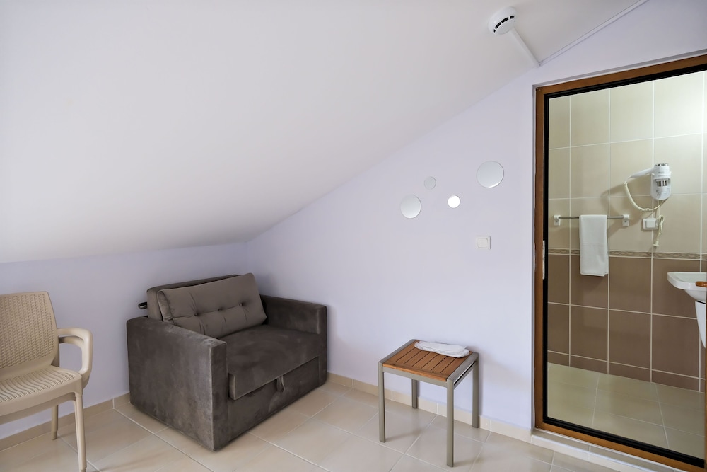Standard Double Room - Photo 10