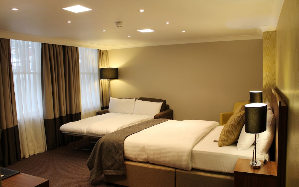Superior Room, 1 Queen Bed, Non Smoking (with Single Sofabed) photo 3