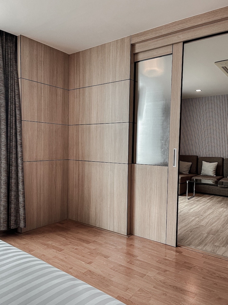 The One Suite - Photo 12