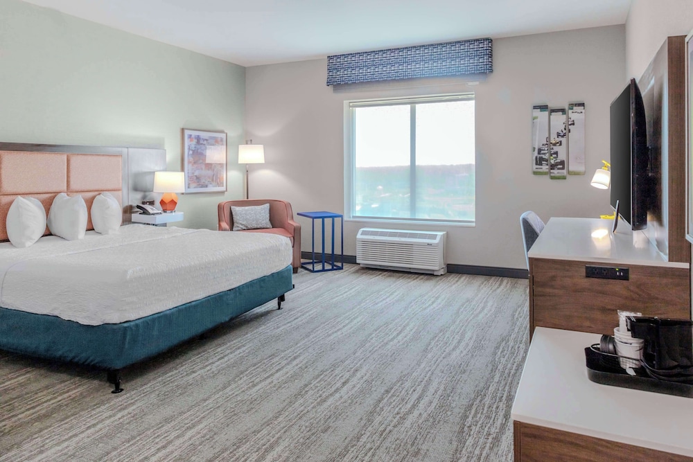 Studio, 1 King Bed, Refrigerator & Microwave (Wet bar) - Photo 4