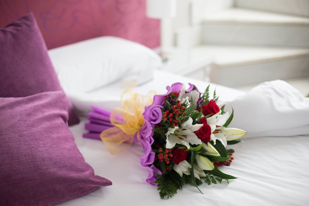 Romantic Room, Jetted Tub (Bottle of sparkling wine & chocolate) photo 3
