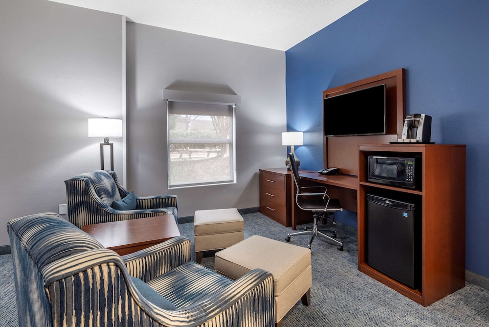 Suite, Non Smoking (2 Queen Beds with Sofabed) - Photo 5