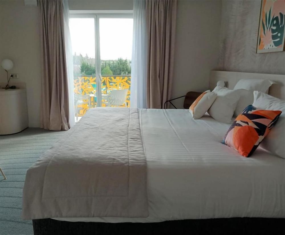 Suite, 1 King Bed, Non Smoking, Balcony - Photo 3