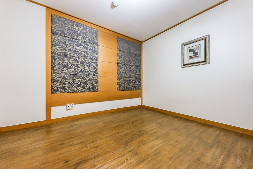 Family Room - Photo 6