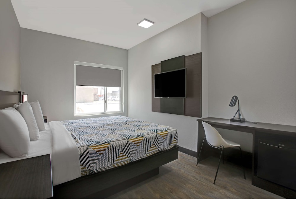 Deluxe Room, 1 King Bed, Accessible, Non Smoking photo 1
