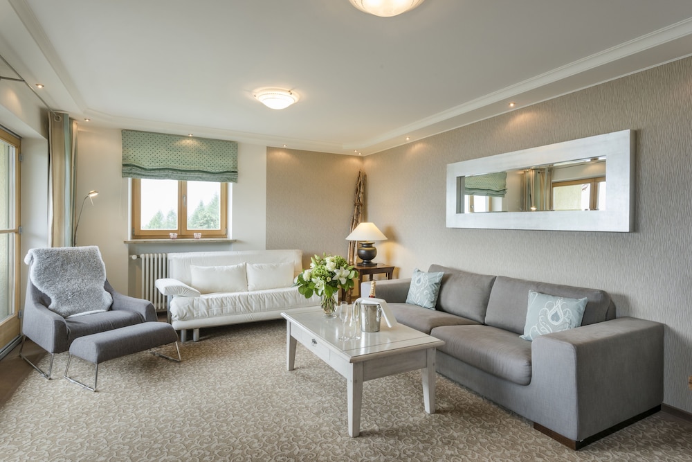 Senior Suite, 1 Bedroom, Balcony, Lake View photo 3