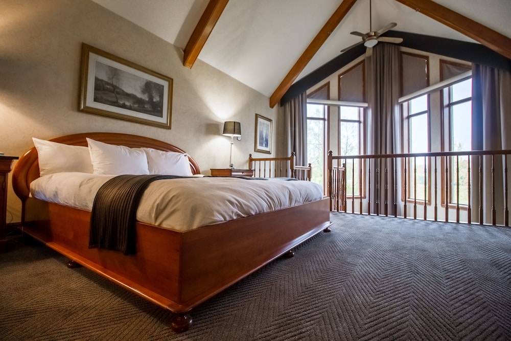 Suite, 1 King Bed with Sofa bed, Mezzanine photo 2