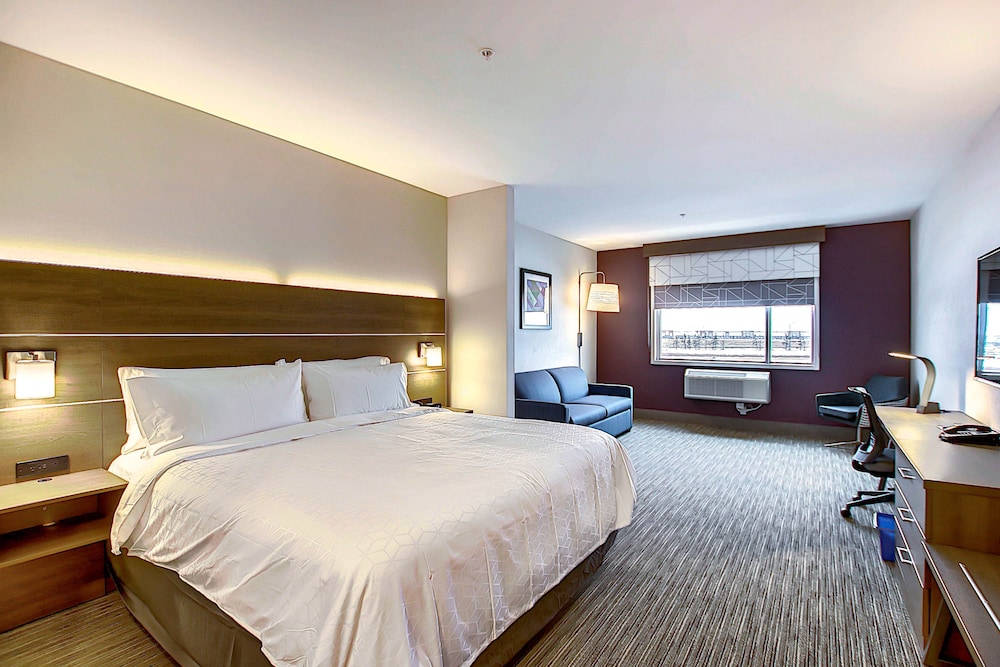 Suite, 1 King Bed - Photo 2