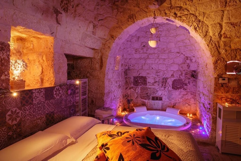 Romantic Suite, 1 King Bed, Hot Tub photo 1