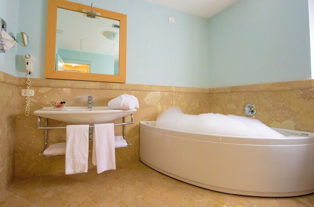 Exclusive Suite, 1 Bedroom, Partial Sea View, Ground Floor photo 3