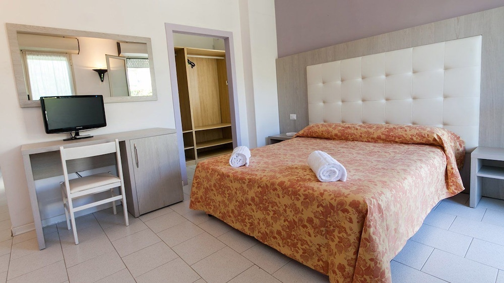 Basic Double or Twin Room, 1 Bedroom, Balcony photo 3