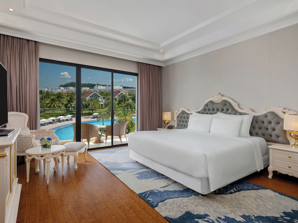 Deluxe Room, Pool View photo 1