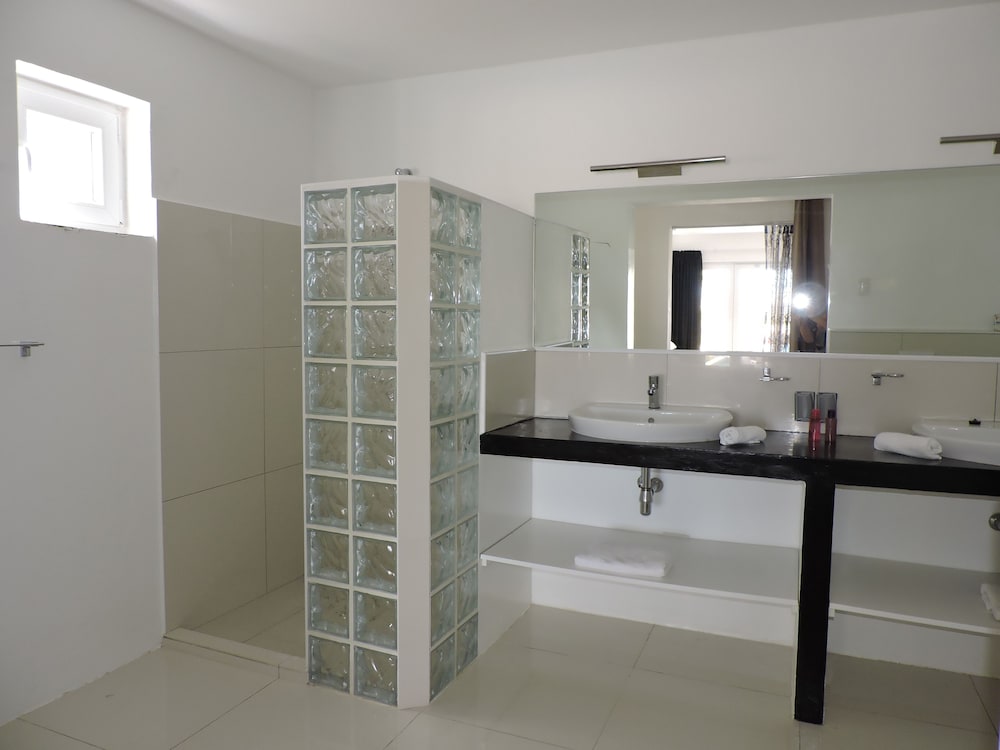 Deluxe Triple Room, 1 Bedroom, Pool View photo 3