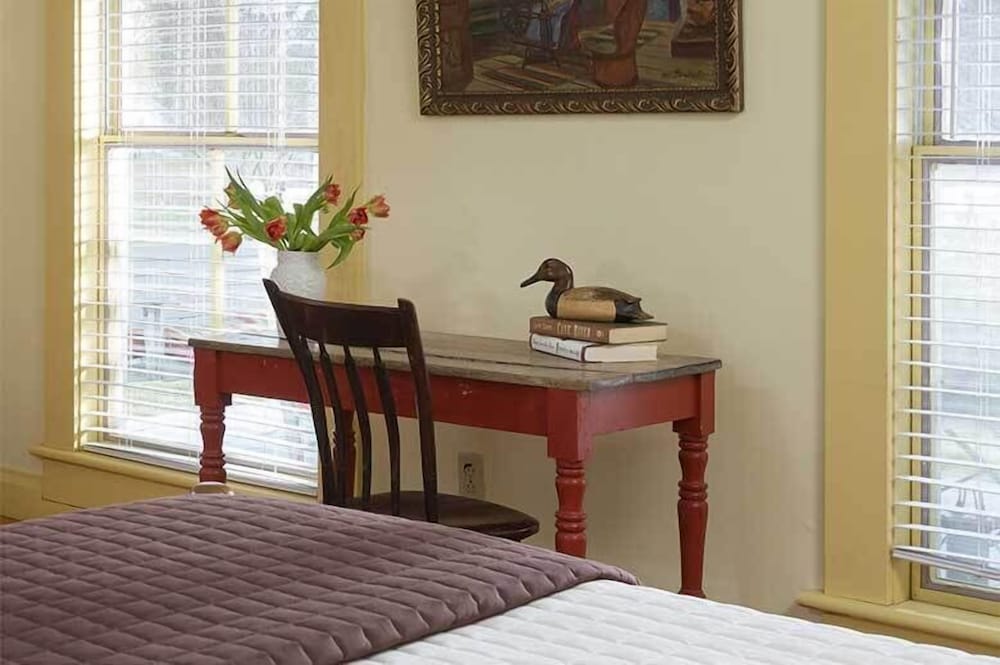 Romantic Room, 1 King Bed with Sofa bed, Courtyard Area (Arrowhead Room)