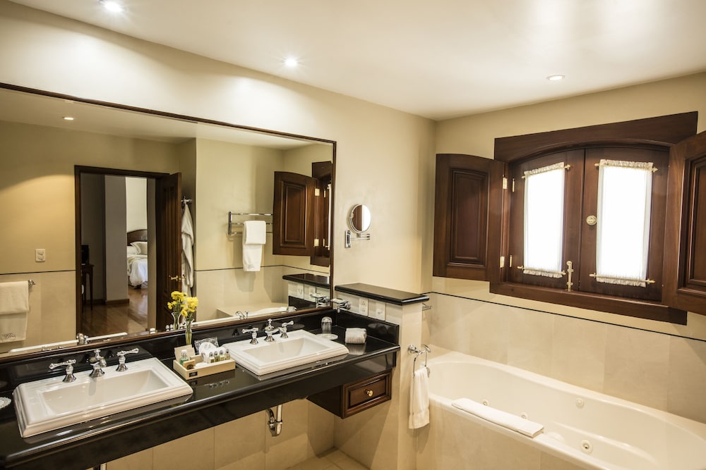 Superior Suite - Photo 7