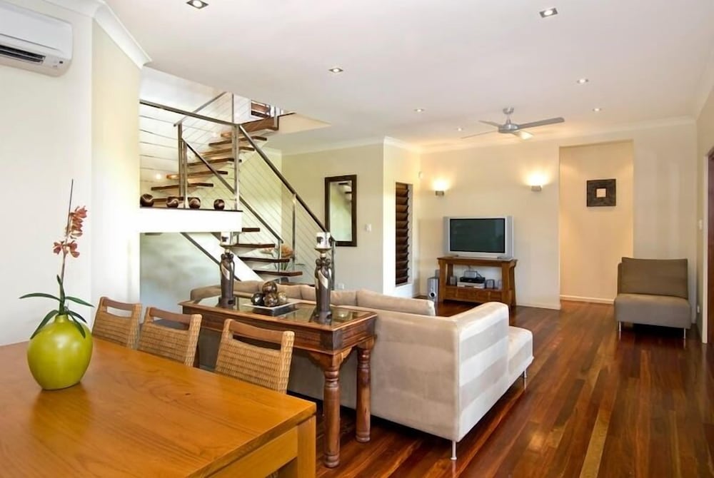 Deluxe House, 4 Bedrooms, Private Pool, Beachside