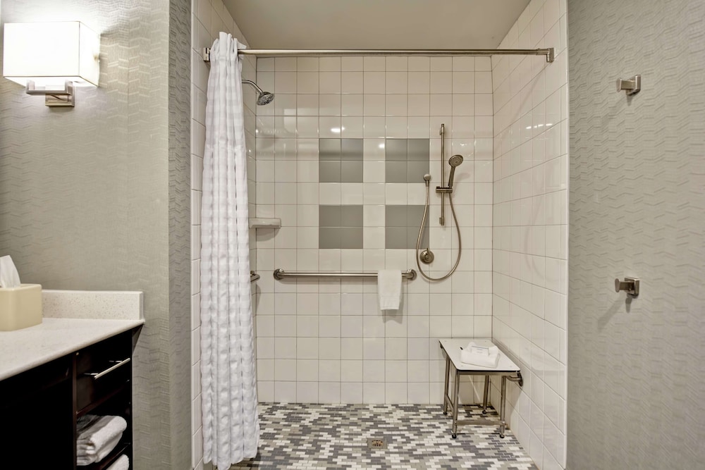 Studio, 1 King Bed, Accessible (Roll-in Shower) thumbnail 6