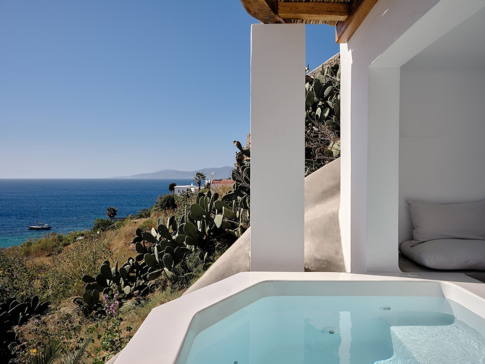 Bohemian Sunset & Sea View Suite with Heated Plunge Pool