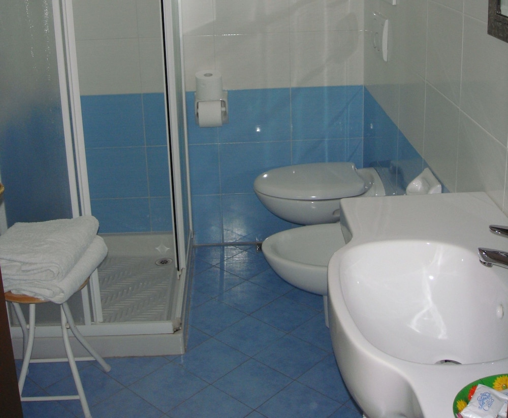 Standard Triple Room, Ensuite photo 2