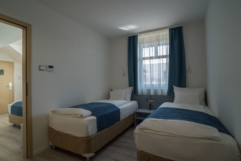 Quadruple Room with Air Conditioner - Photo 6