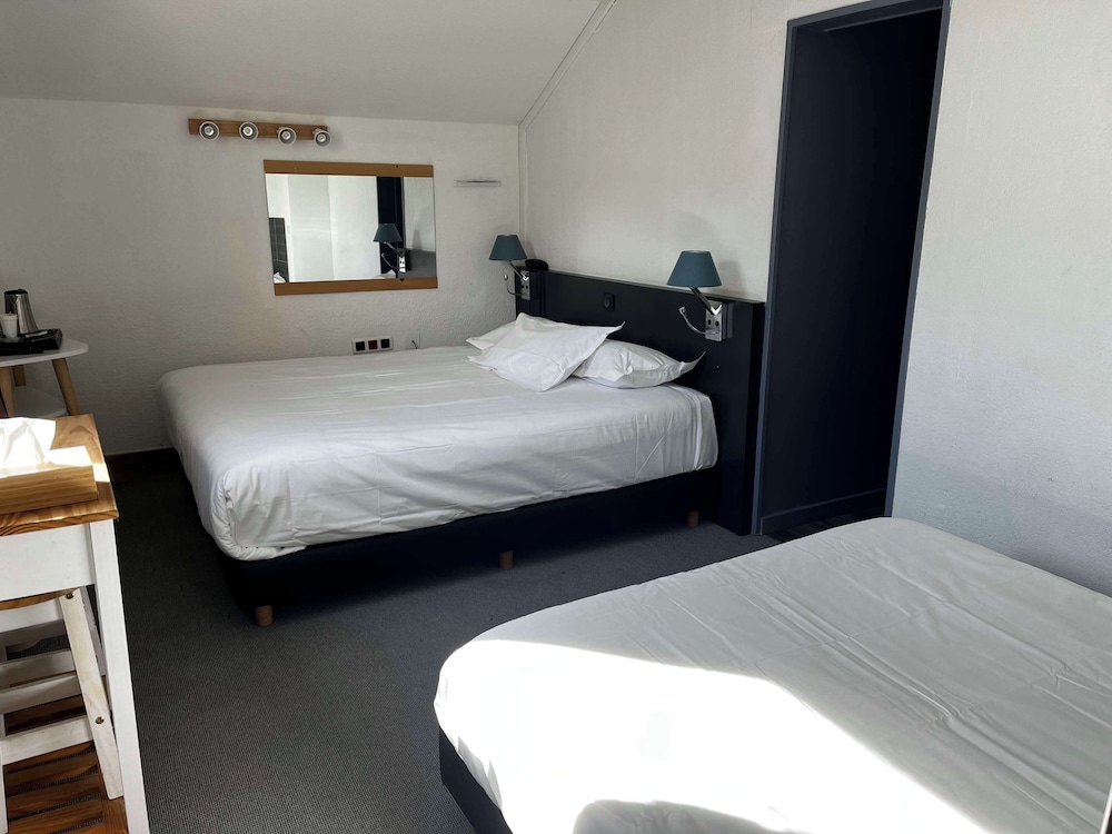 Standard Room, 1 Queen Bed, Non Smoking (with Sofabed) - Photo 5